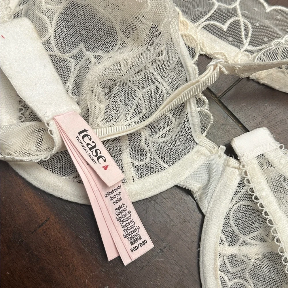 NWT Victoria's Secret Ivory Hesrts Lace Bra
